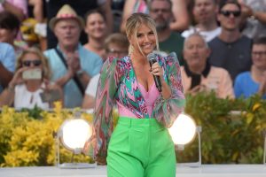 „Hallöchen Popöchen“: Beatrice Egli zeigt im knappen Badeanzug ihre sexy Kehrseite