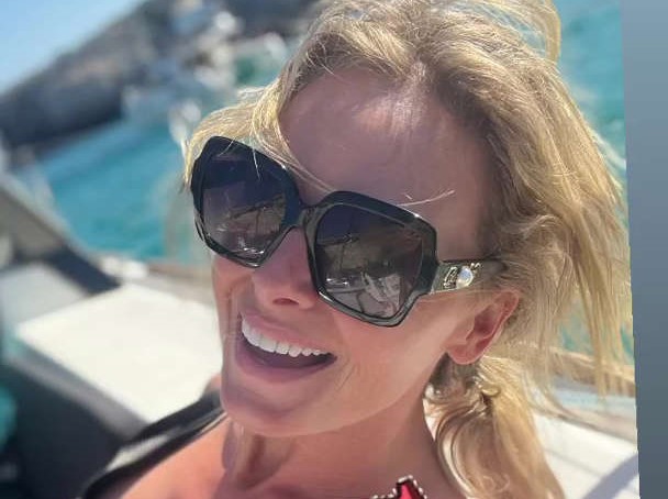 Susanne Steiger: „Bares für Rares“-Star teilt seltenes Bikini-Foto