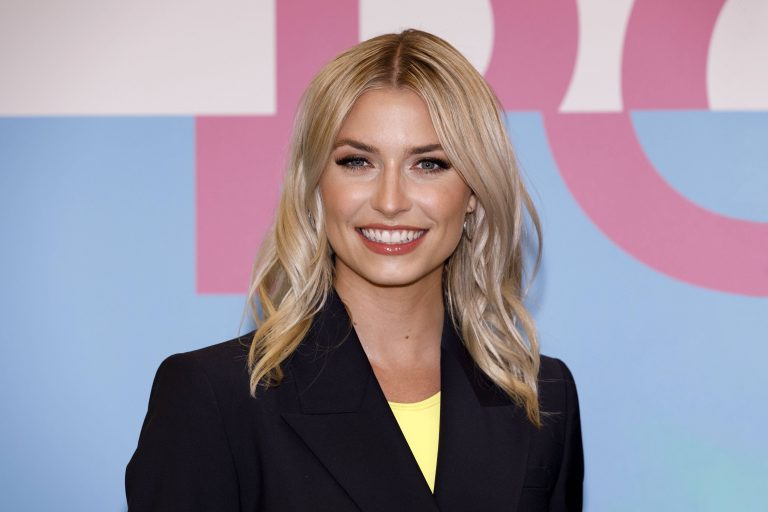 Deutschlands bezaubernde Schönheit Lena Gercke zeigt sich in Bikini und Dessous