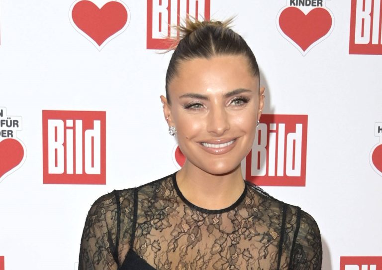 Sophia Thomalla posiert im knappen Zweiteiler – Ein Detail besorgt Fans