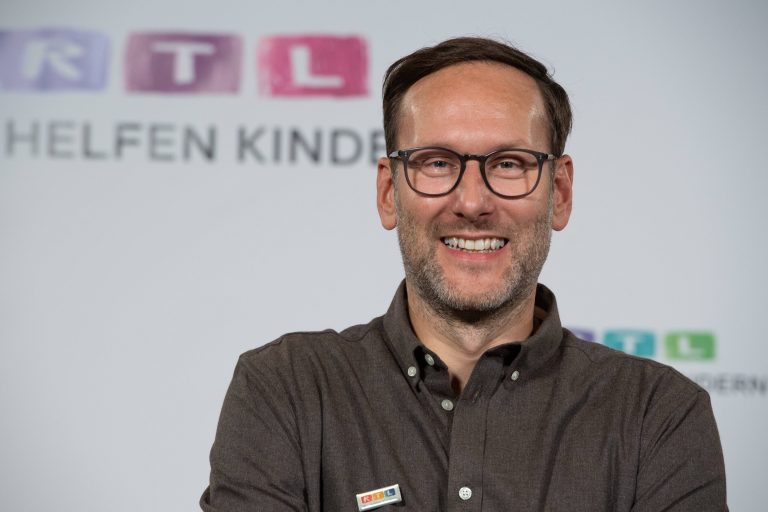 Polizeibesuch bei Simon Beeck: RTL-Moderator per Haftbefehl gesucht