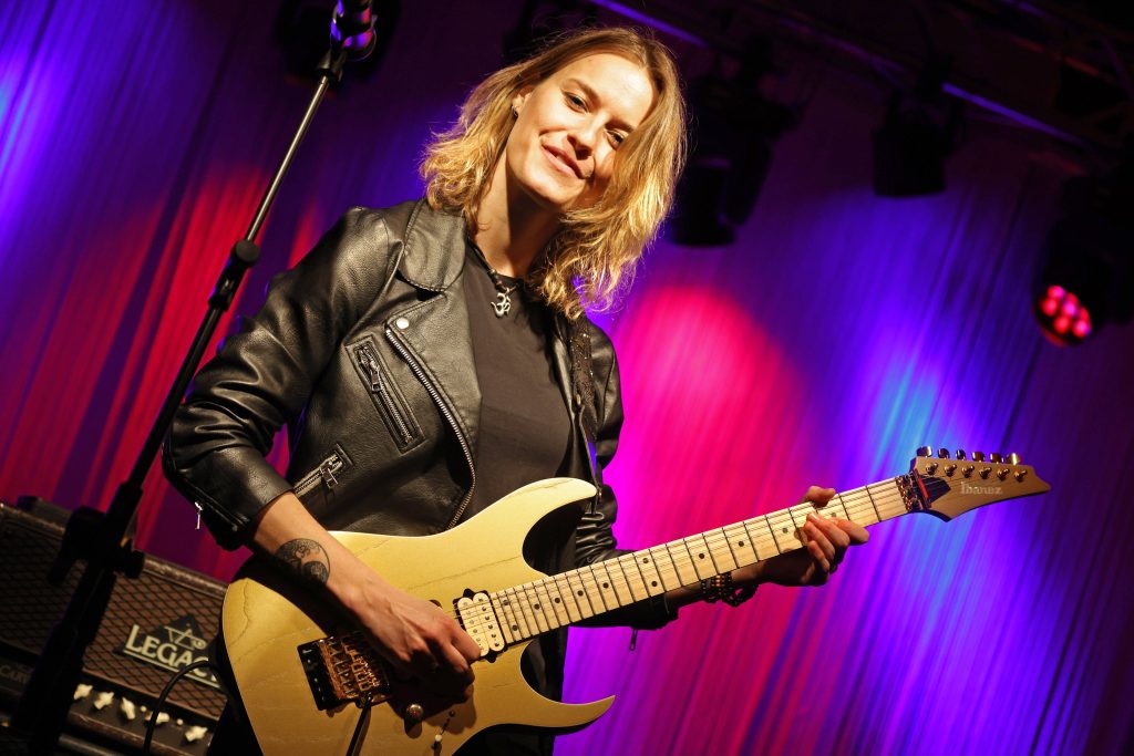 Gitarristin Yasi Hofer