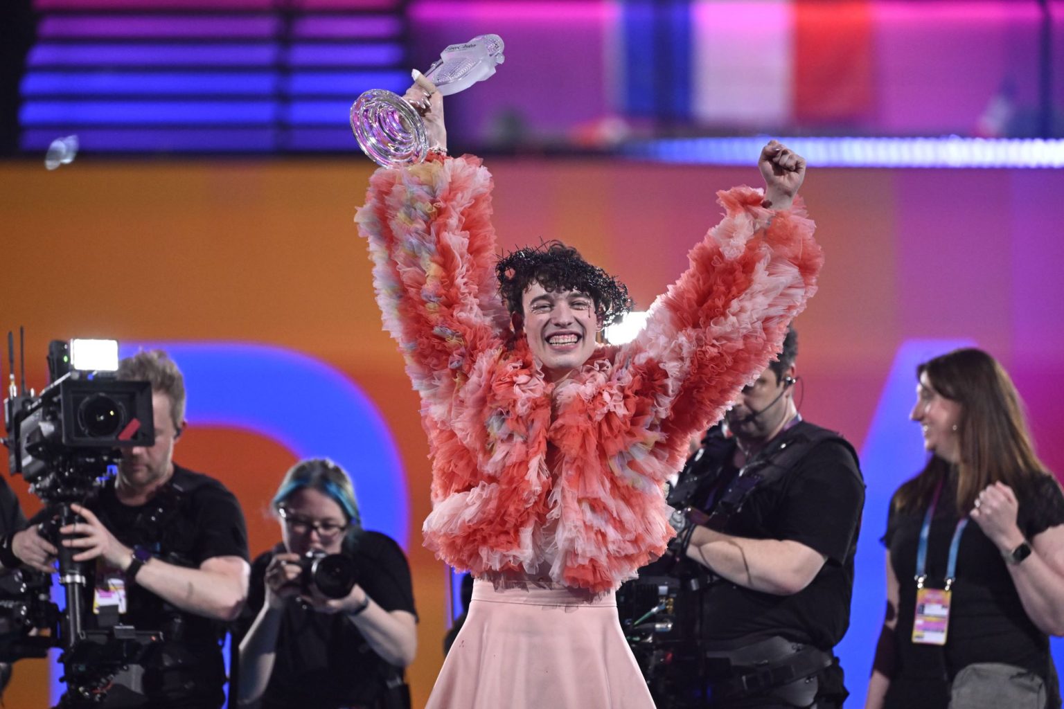 ESC-Gewinner: Nemo zerschmettert Pokal und bricht sich den Daumen