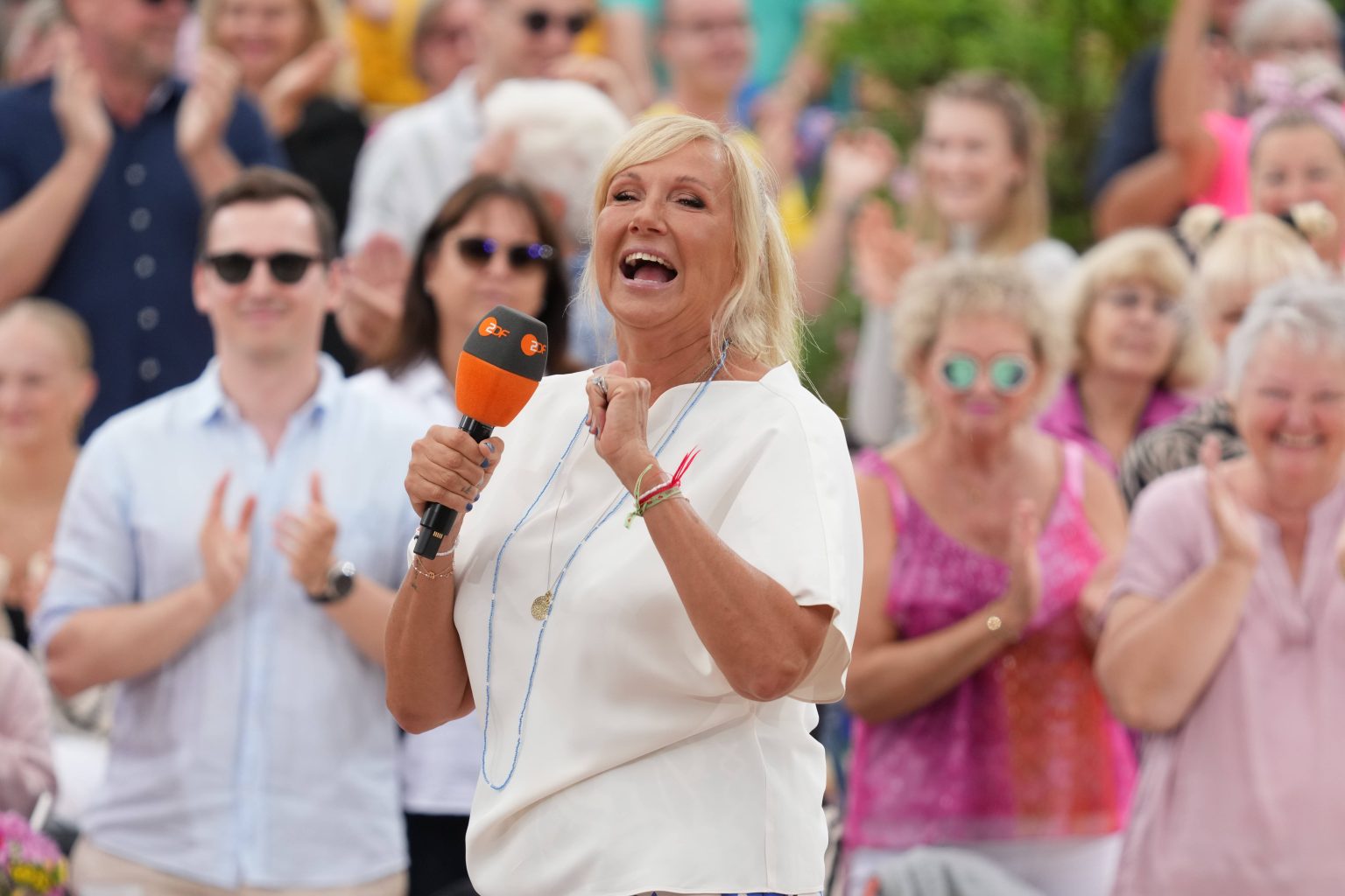 Unglaublicher Moment im ZDF-Fernsehgarten: Kiwi gruselt sich vor diesem Gast!