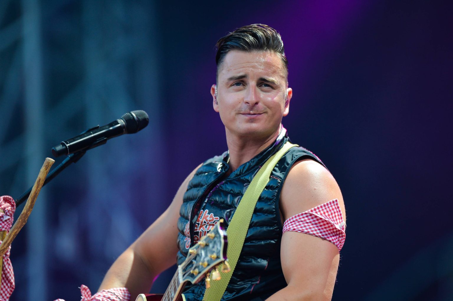 Andreas Gabalier sorgt für Gänsehaut – kleiner Fan erlebt unvergesslichen Moment auf der Bühne