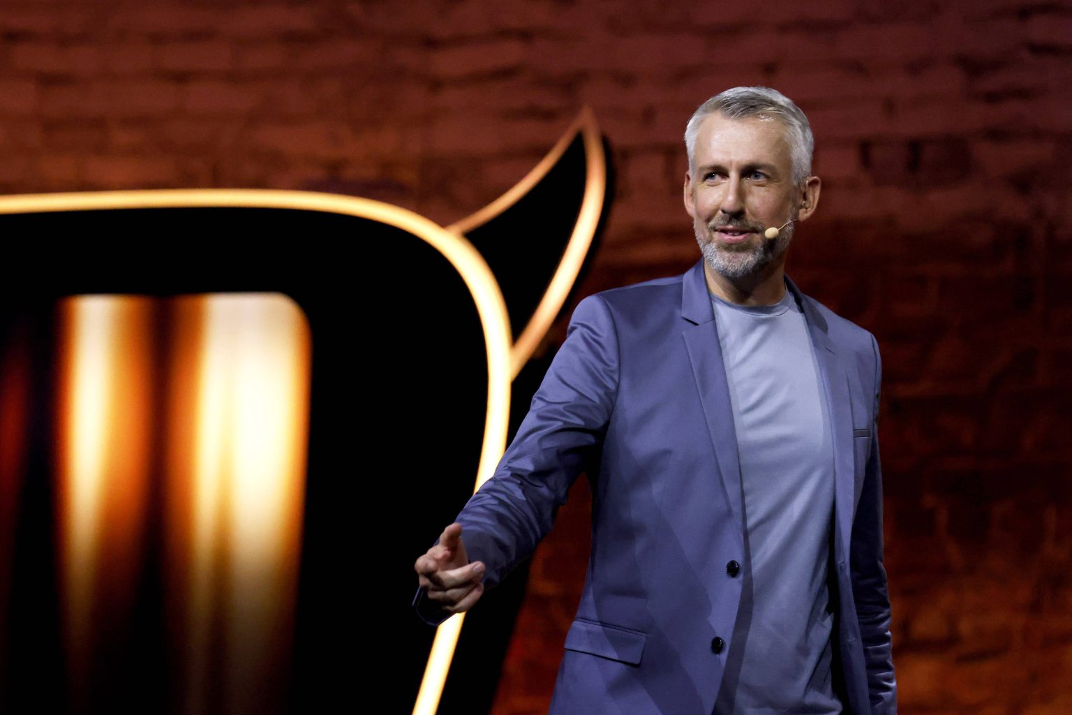 “TV Total”: DSDS-Star überreicht Sebastian Pufpaff ein Ekel-Geschenk