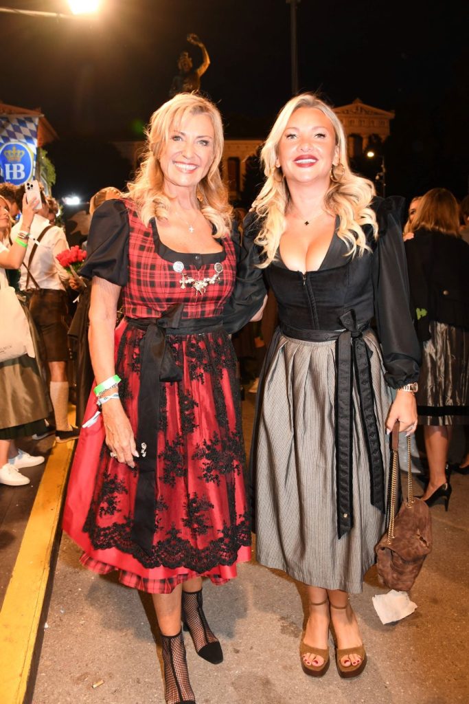 Dagmar Wöhrl (l.) und Evelyn Burdecki (r.) auf dem Oktoberfest in München, 2024