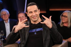 Bülent Ceylan rockt den “Fernsehgarten” mit deutlichen Worten: “An alle Arschlöcher”