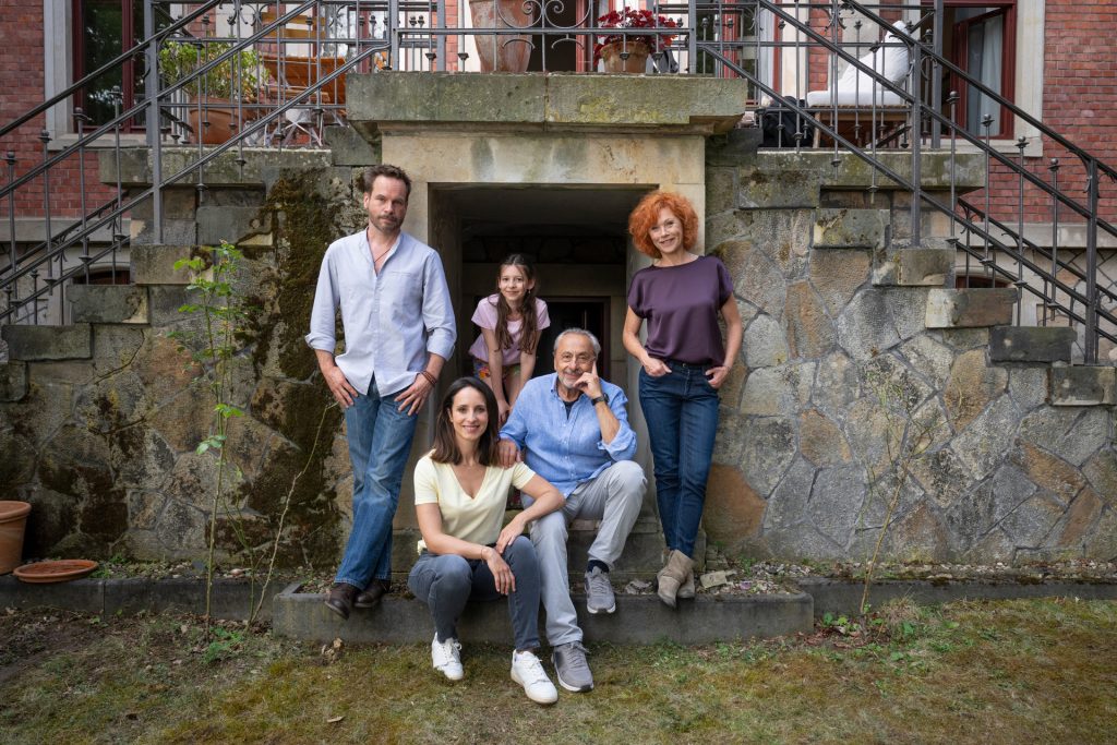 Opa Stubbe (Wolfgang Stumph, 2.v.r.), Enkelin Caro (Greta Kasalo, M.), Tochter Christiane (Stephanie Stumph, 2.v.l.), Quasi-Schwiegersohn Helge (Wanja Mues, l.), Partnerin Marlene (Heike Trinker, r.)