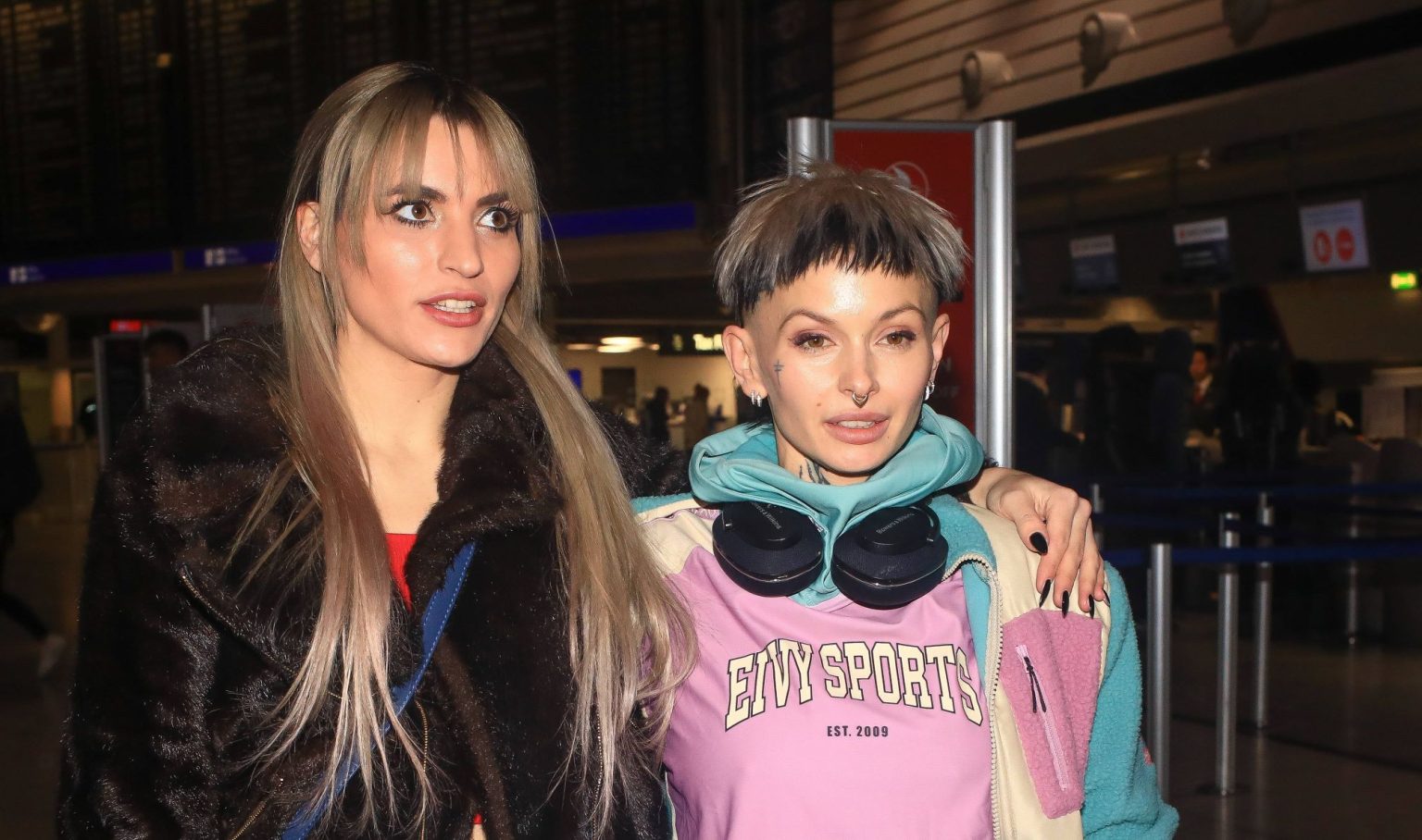 Was läuft denn da? Pikante “Zweckbeziehung” außerhalb des Dschungelcamps