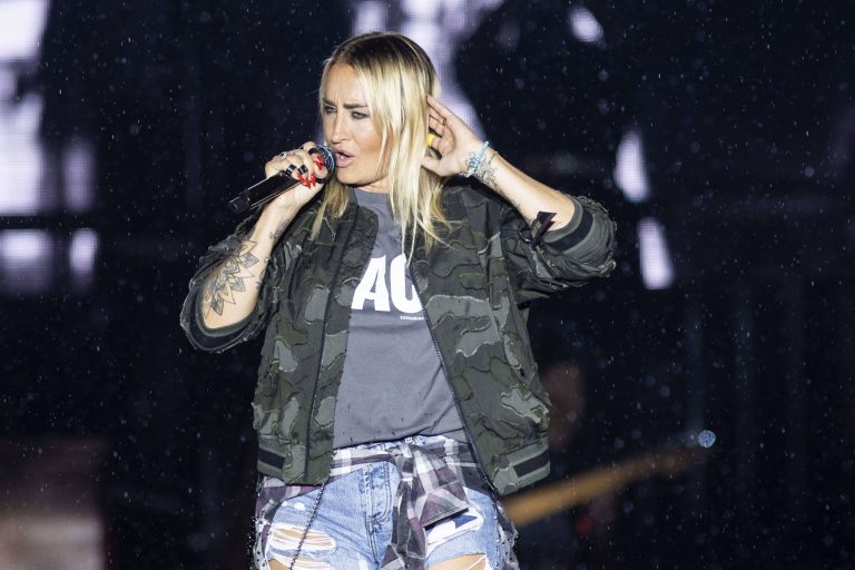 Sarah Connor überrascht Fans mit frechem Versprechen –  „Boobies bleiben drin“