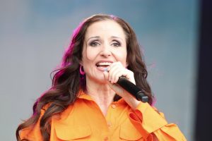 Not-OP bei Anita Hofmann – Schlagersängerin spricht über ihre Schmerzen