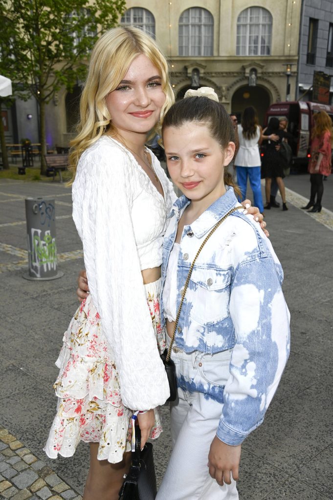 Charlott Reschke (links) und Zoe Baillieu bei der GZSZ Party "30 Jahre GZSZ"