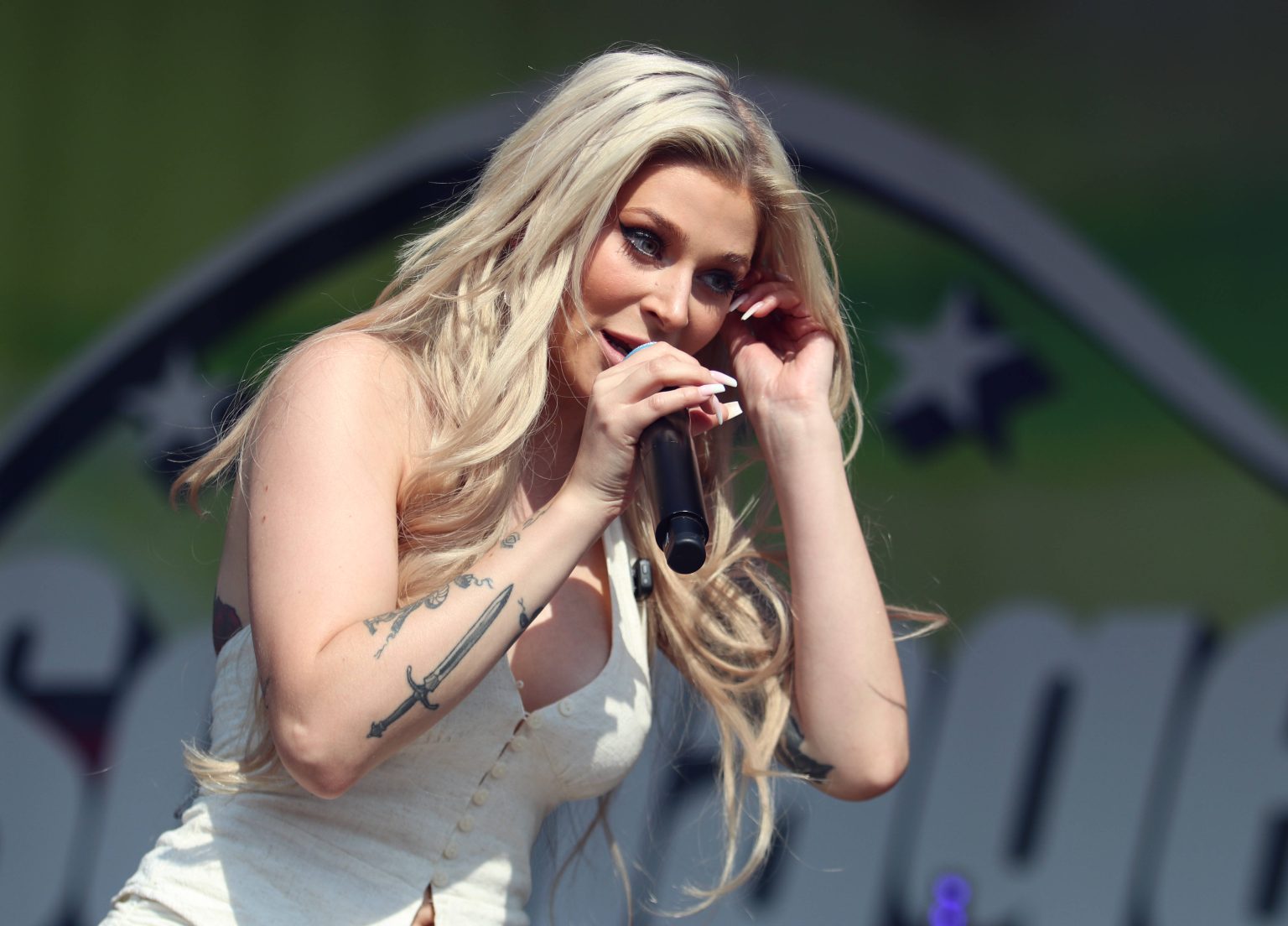 Marie Reim kämpft mit Übelkeit auf der Bühne – Der Eimer stand bereit!