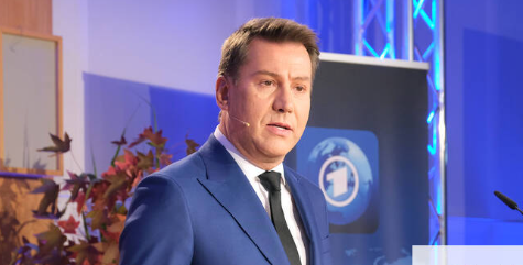 “Höchste Form der Folter”: Jens Riewa über die Arbeit bei der “Tagesschau”