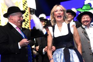 Halbnackte Frau: Monika Gruber verärgert Fans mit Posting