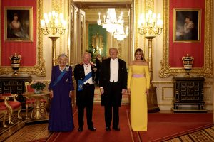 Royales Treffen: Melania Trump sorgt mit Outfit-Fauxpas für Aufsehen