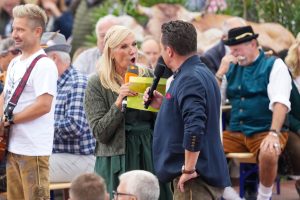 „Das macht man nicht!’”: Andrea Kiewel tadelt Stefan Mross im “Fernsehgarten”