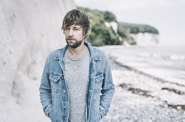 Johannes Falk veröffentlicht sein neues Album “Von Mücken und Elefanten”.