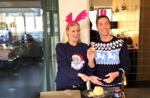 Julian David zeigt uns bei den “Schlagerköchen” wie man“Husarenkrapfen” macht.