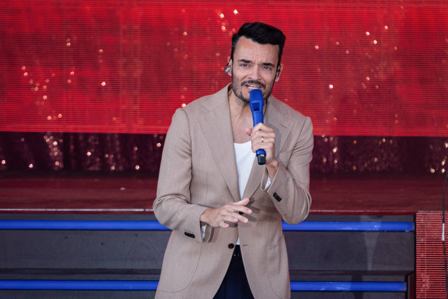 Giovanni Zarrella mit Mikrofon auf der Bühne bei seiner Show Eine italienische Sommernacht, Berlin 2024