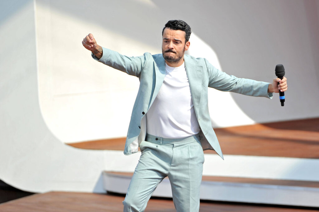 Giovanni Zarrella dynamisch auf der Bühne des ZDF Fernsehgarten in Mainz, August 2022
