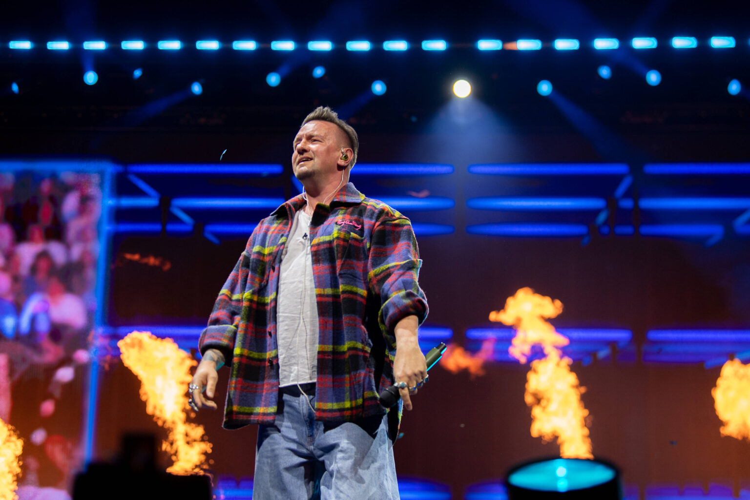 Ben Zucker auf der Buehne der Schlagernacht des Jahres 2026 in der Lanxess Arena Koeln, mit Buehnenfeuer und Lichtshow.