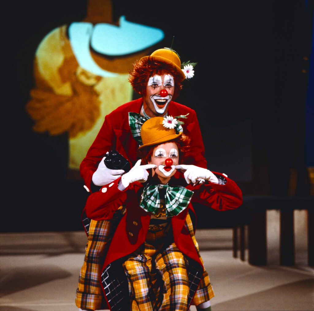 Peter Kraus und die zwölfjährige Andrea Jürgens, verkleidet als Clowns, in der ZDF-Musikshow Hallo Peter 1979.
