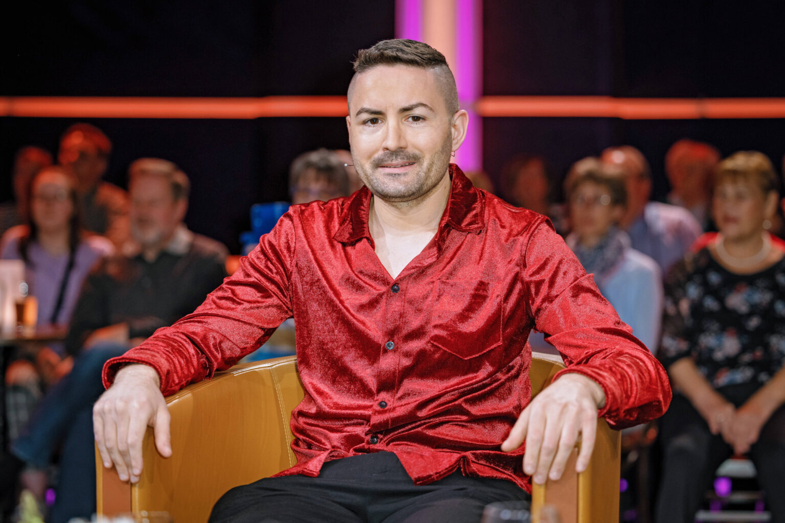 Menderes steht plötzlich auf der großen DSDS-Finalbühne – trotz 19 Anläufen