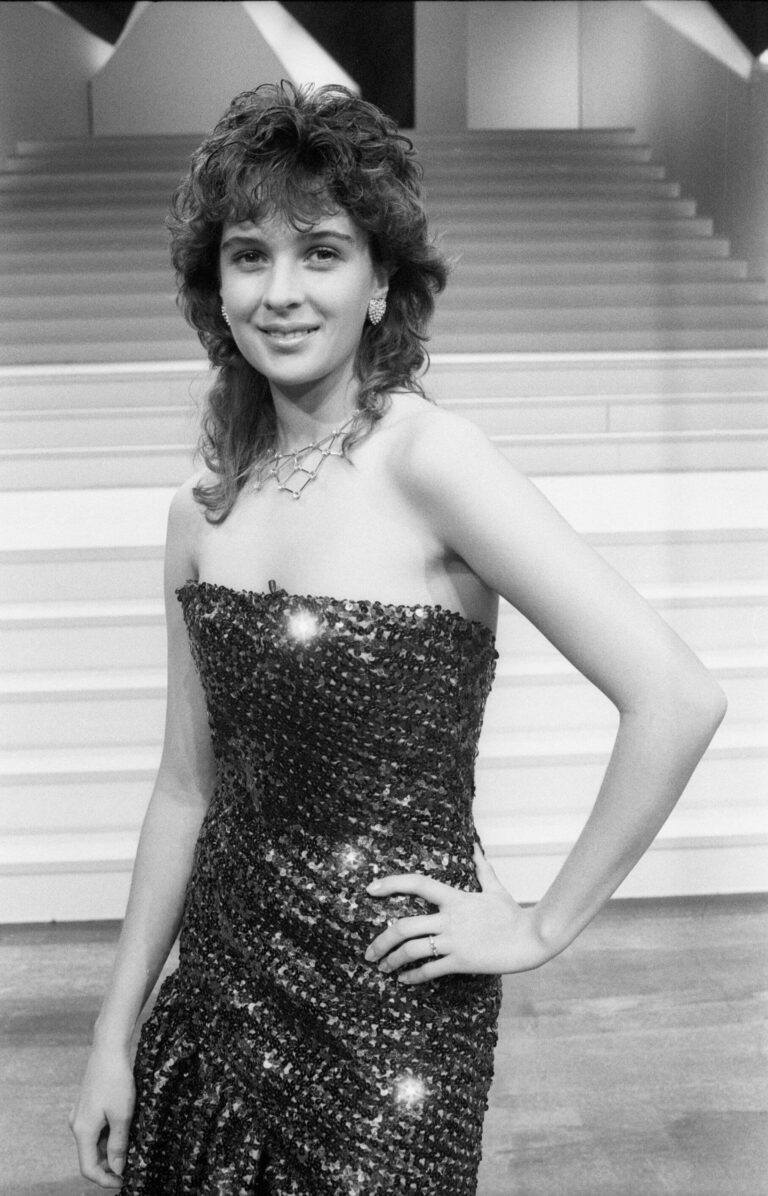 Schlagersängerin Andrea Jürgens im Oktober 1985 im Paillettenkleid auf der Bühne.