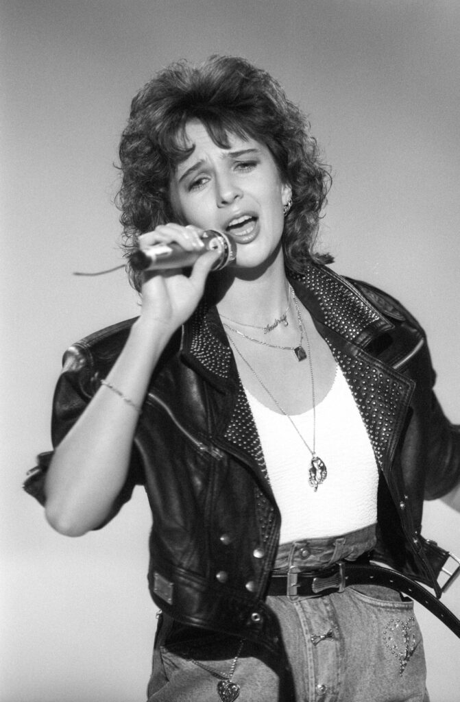 Schlagersängerin Andrea Jürgens bei ihrem Auftritt in der ZDF-Hitparade im Januar 1990.