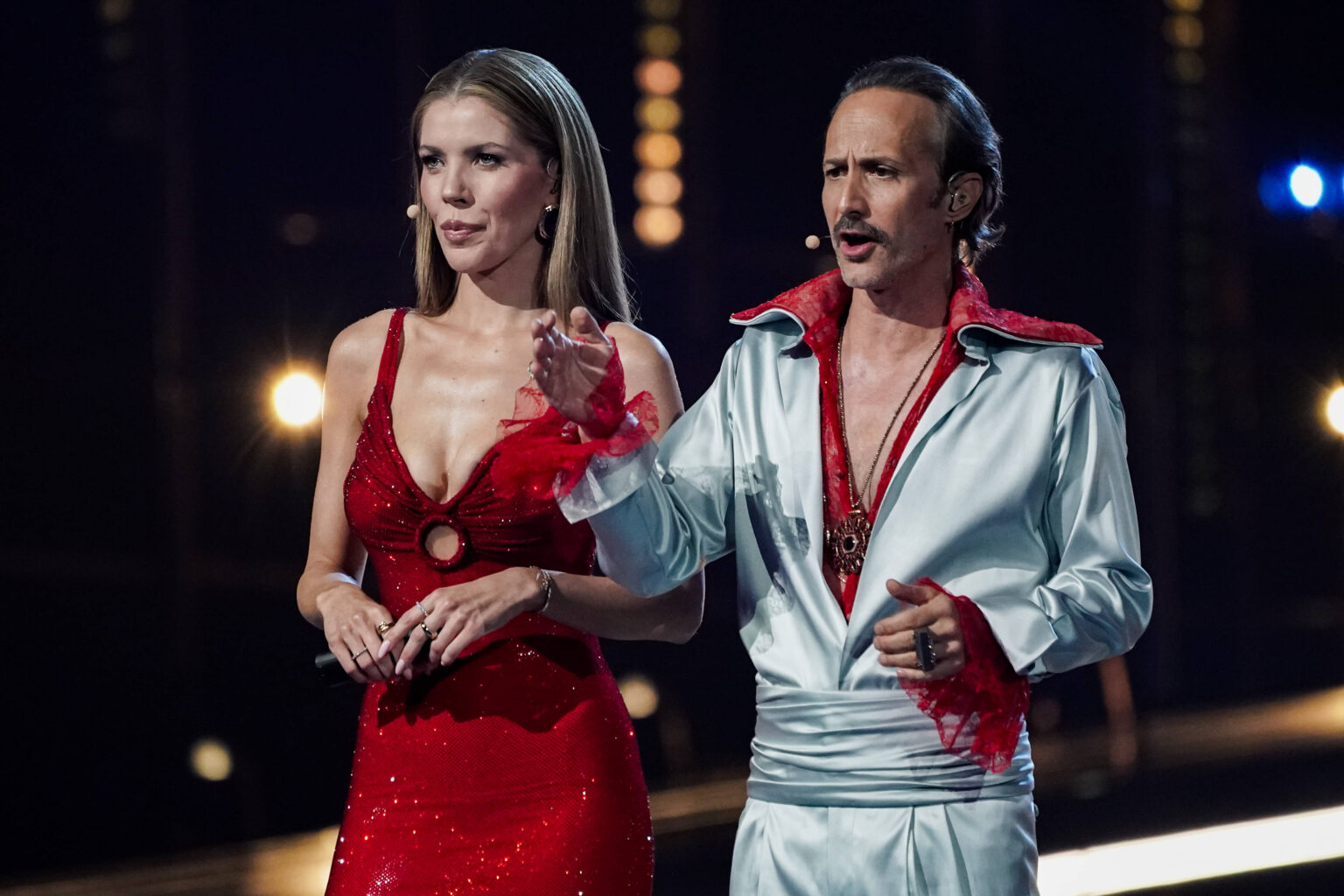 Nach ESC-Show: Netz zerreißt Moderatoren – Lob für Victoria Swarovski