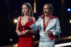 ESC in Wien: Victoria Swarovski glänzt im roten Glitzerkleid