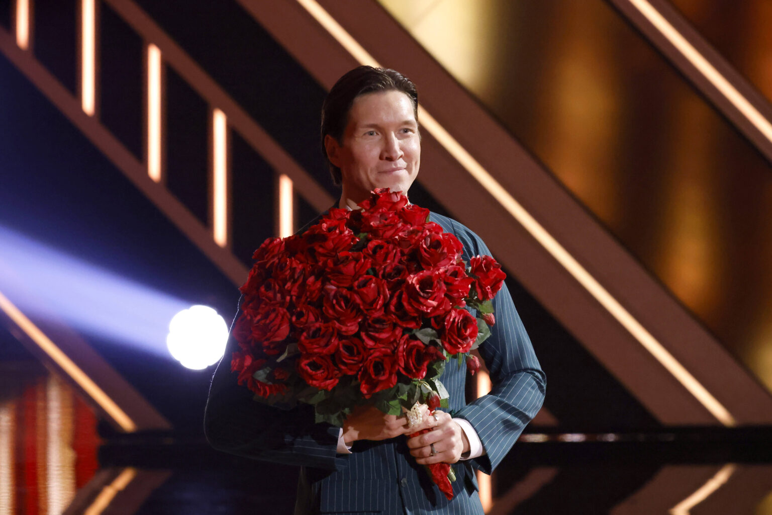 Evgeny Vinokurov mit roten Rosen bei der 5. Tanzshow von Let's Dance Staffel 19 im Coloneum Köln