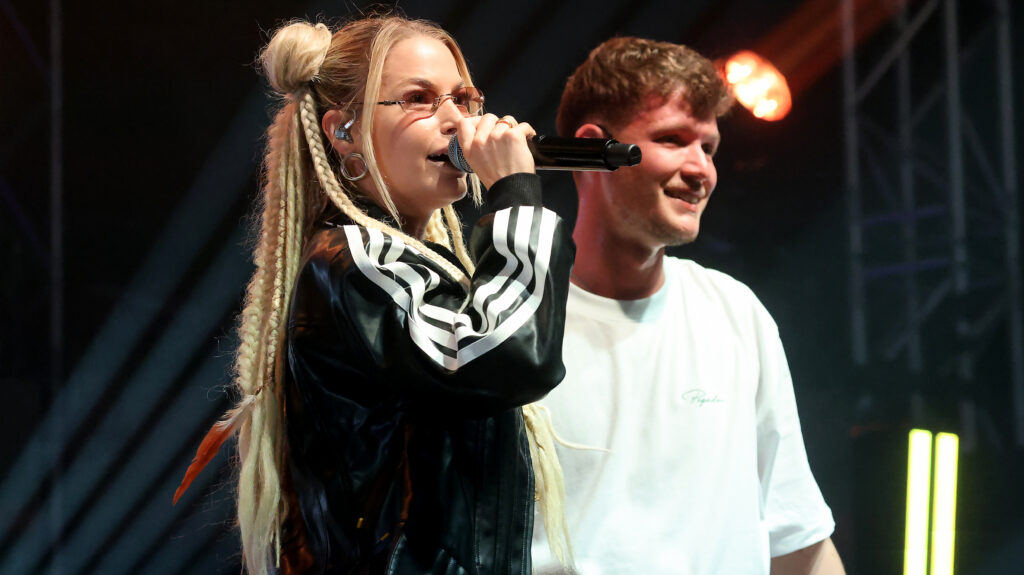 Julian Sommer und Isi Glück gemeinsam auf der Bühne, Turbinenhalle Oberhausen, März 2026