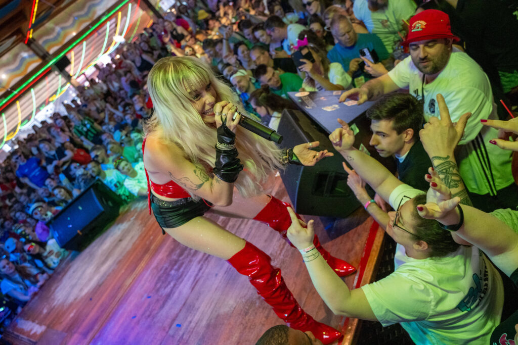 Mia Julia singt beim Bierkönig Opening am 21.04.2024 in Palma
