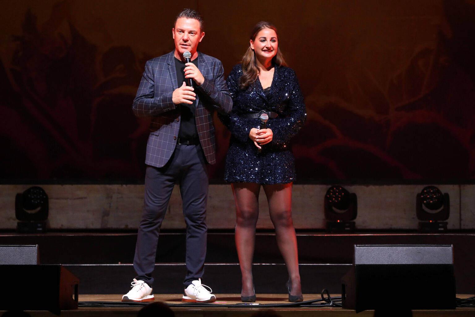 Stefan Mross und seine Partnerin Eva Luginger gemeinsam auf der Bühne bei der Jubiläumstournee Immer wieder sonntags in Nürnberg am 31.03.2026