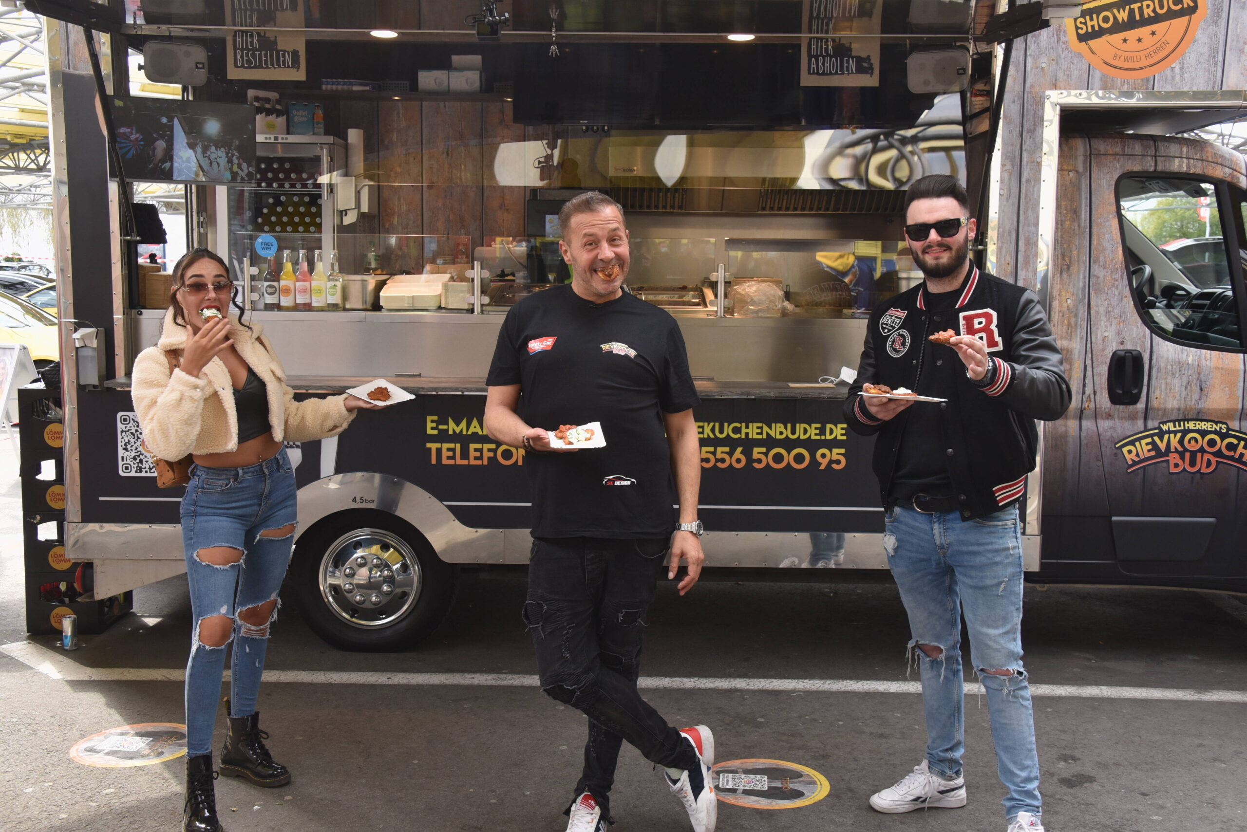 Willi Herren mit Tochter Alessia und Sohn Stefano bei der Eröffnung der Rievkooche Bude 2021