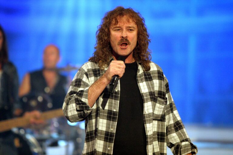 Wolfgang Petry bei einem Auftritt in der ZDF-Show Willkommen bei Carmen Nebel in der Stadthalle Rostock 2004