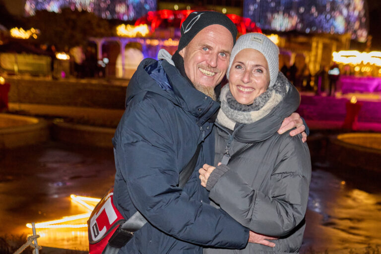 Ralf Zacherl mit Ehefrau Viola beim Christmas Garden Berlin 2025