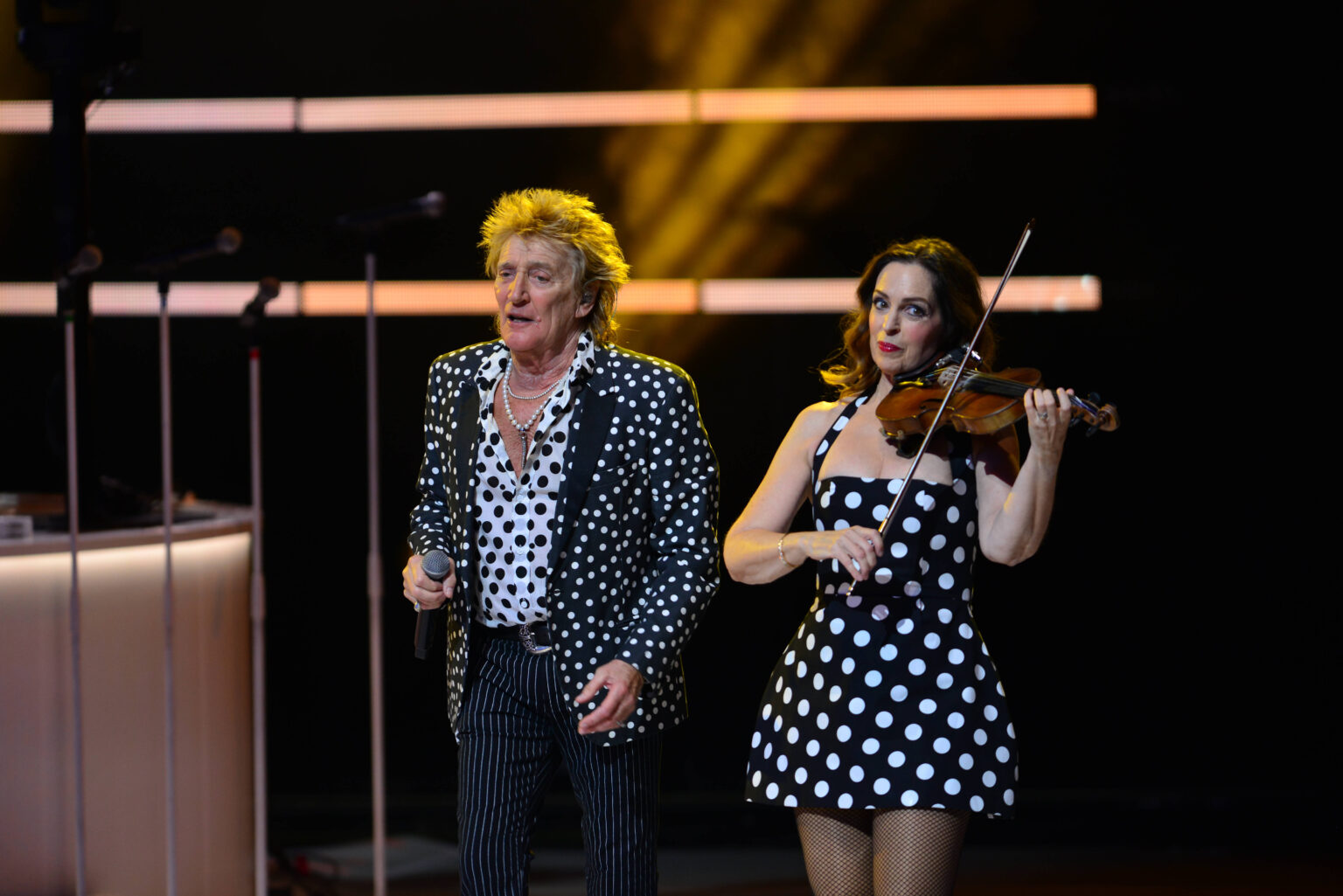 Rod Stewart performt auf der Bühne der One Last Time Tour 2026