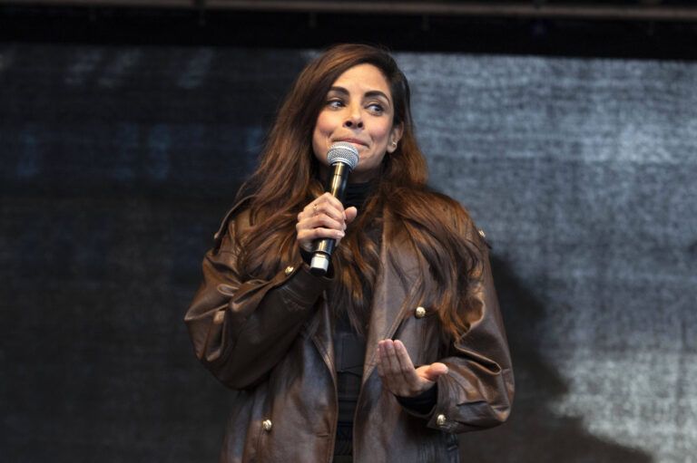 Collien Fernandes bei der Demonstration gegen sexualisierte Gewalt in Hamburg
