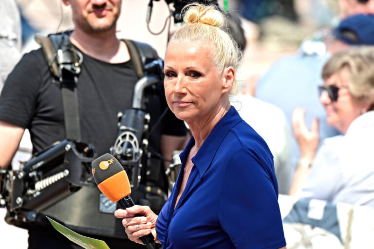 Andrea Kiewel moderiert die Fußball-Party im ZDF Fernsehgarten am 14. Juni 2026