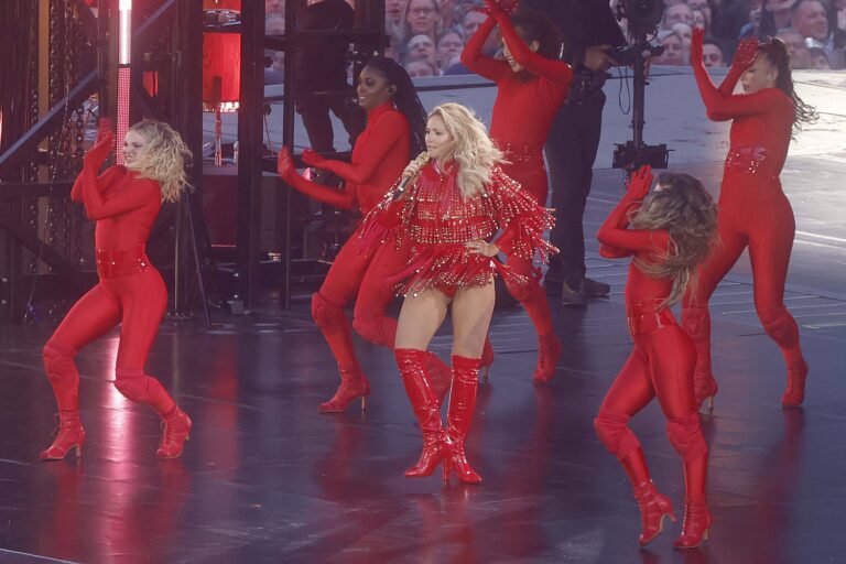 Helene Fischer performt mit Tänzerinnen auf ihrer 360-Tour im Olympiastadion Berlin 2026