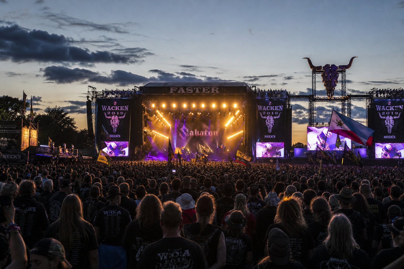 Festivalpublikum vor der Bühne beim Wacken Open Air (Symbolbild)