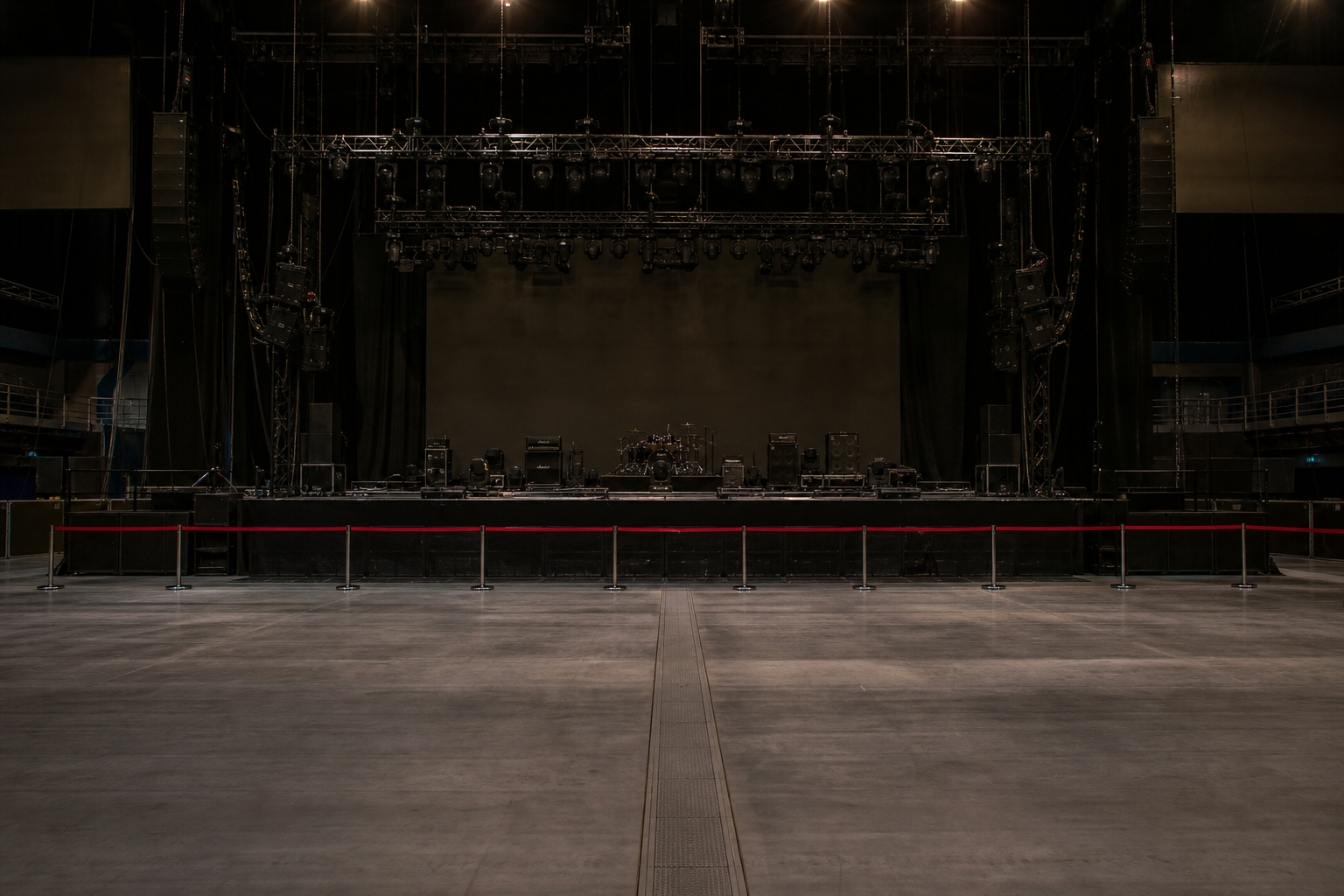 Leere, abgesperrte Konzertbühne als Symbolbild für ein abgesagtes Konzert
