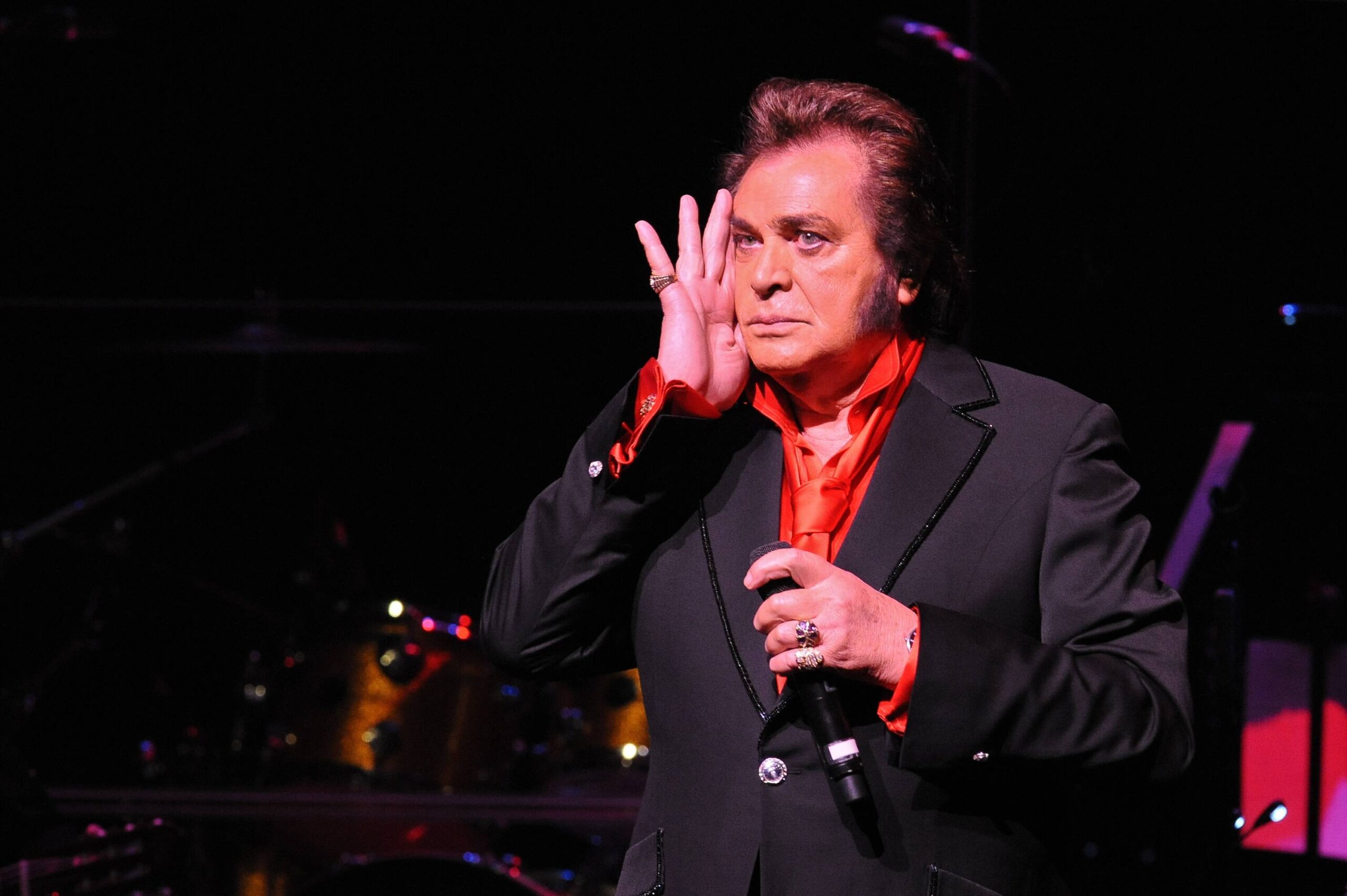 Engelbert Humperdinck bei einem Konzert auf der Bühne