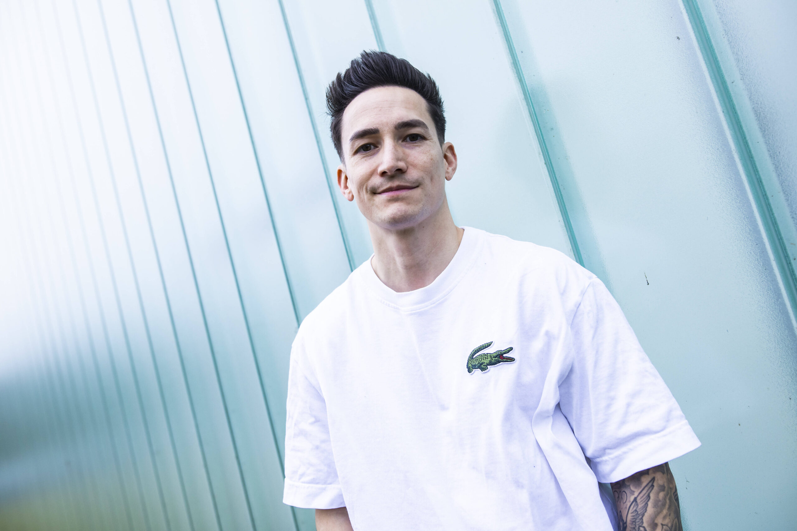 Marcel Nguyen vor einer Turnhalle in Unterhaching