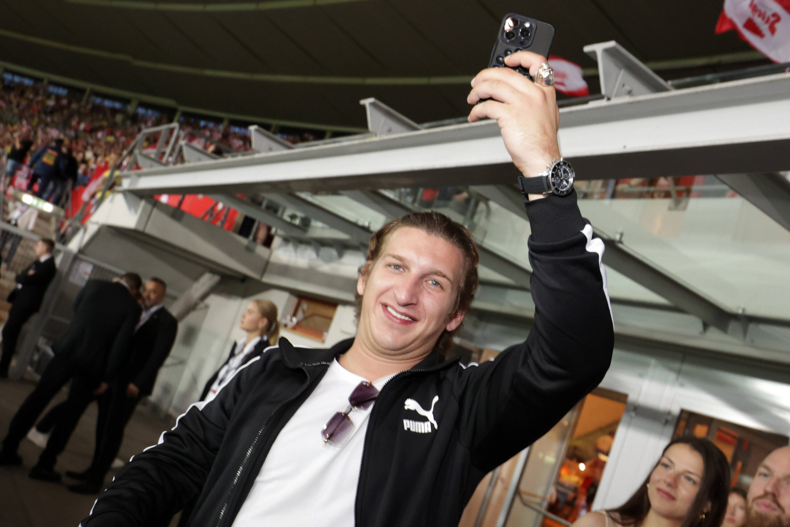 Erik „Satansbratan“ bei einem Fußball-Länderspiel in Wien