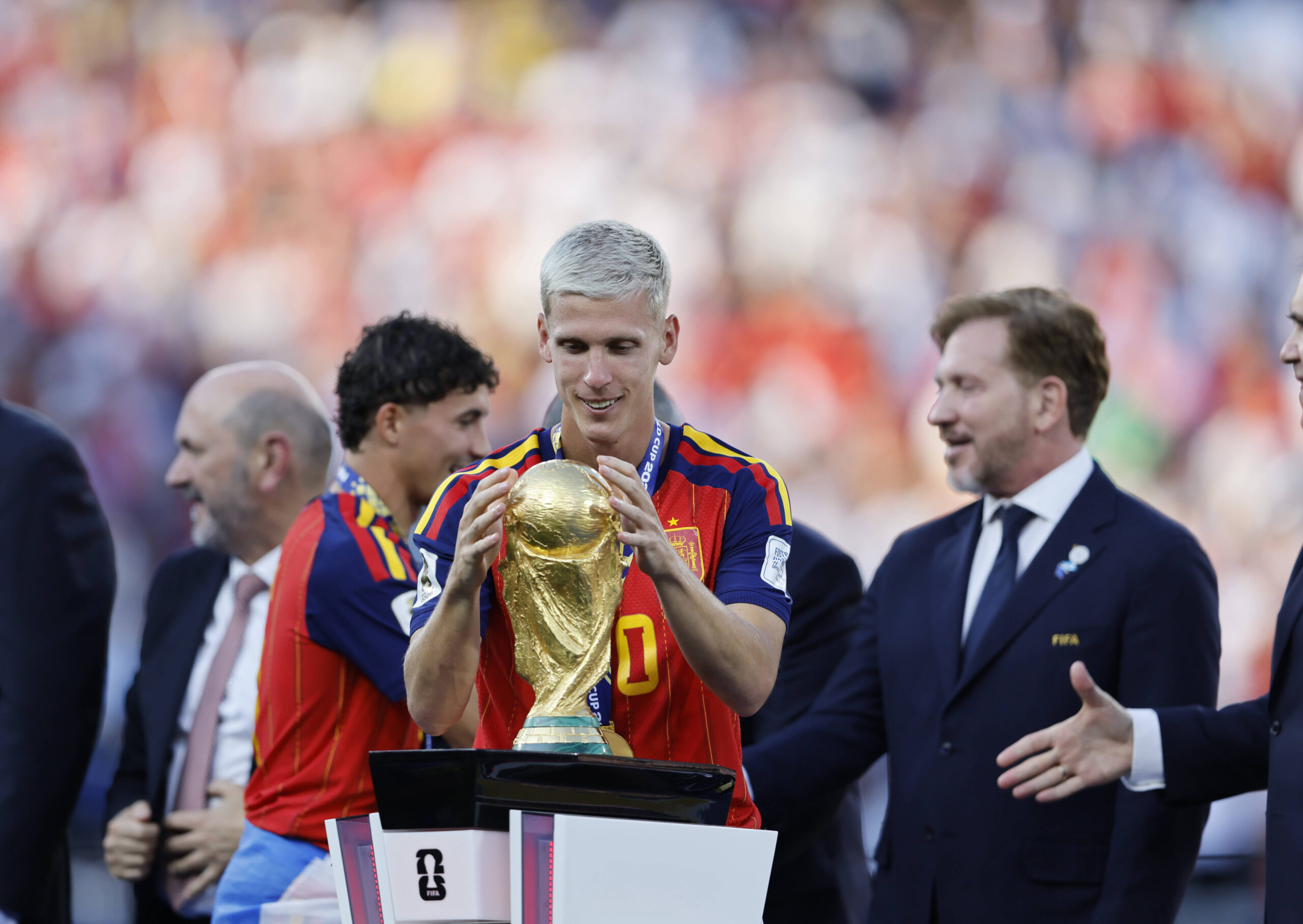 Dani Olmo mit dem WM-Pokal bei der Siegerehrung in East Rutherford
